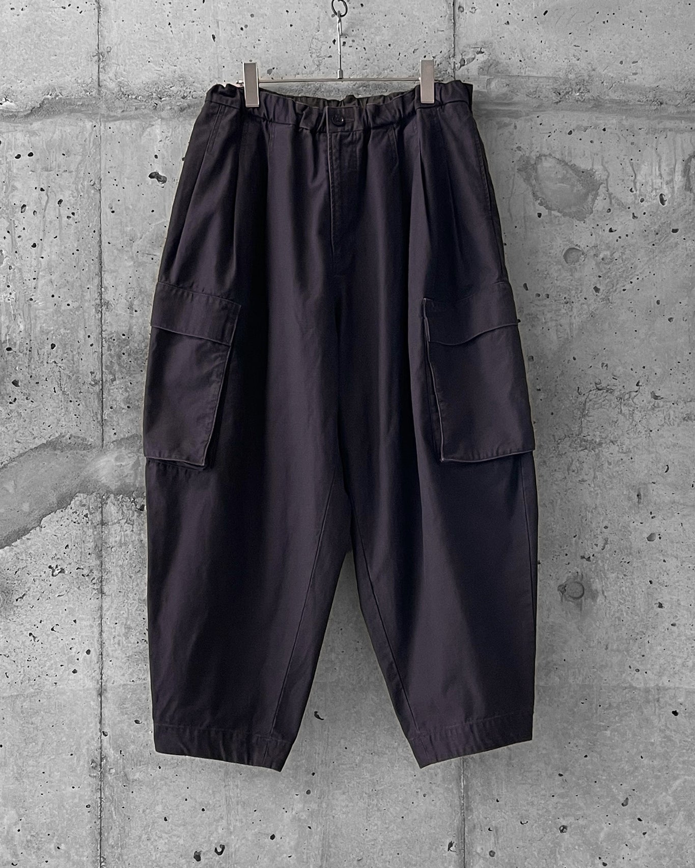 PLEATED CARGO TROUSERS | 大人が着られる上品なオーバーサイズ | mù_