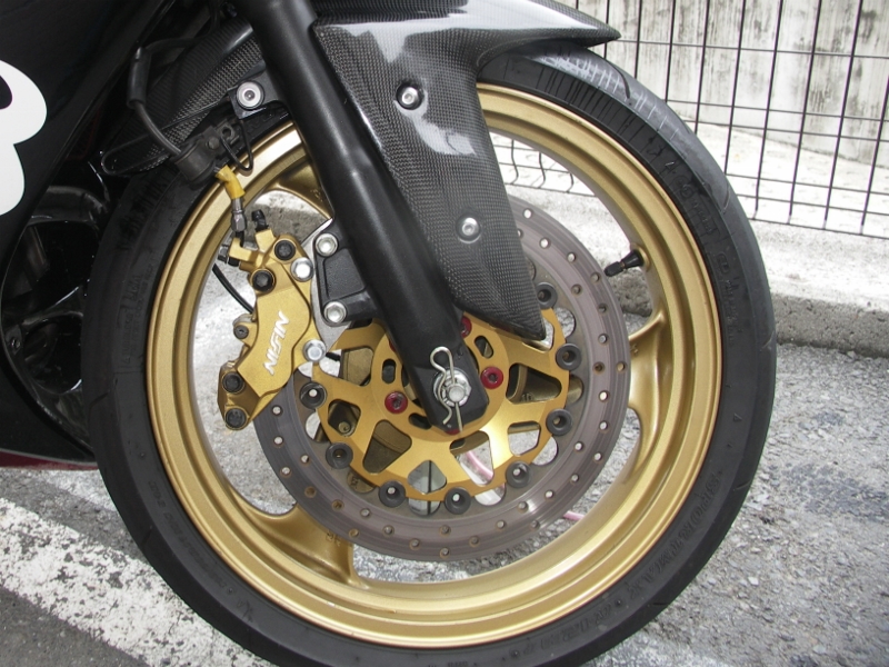 ZZR250 ホーネットキャリパーの装着