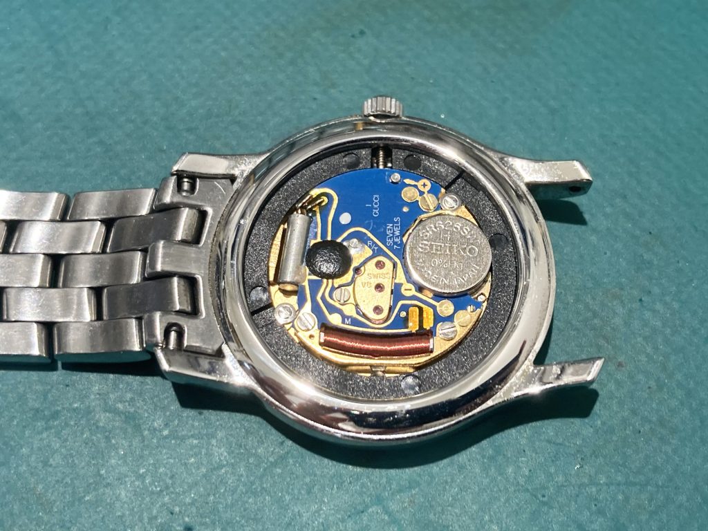 秒針の動きが変… GUCCI グッチ 5500Lの電池交換