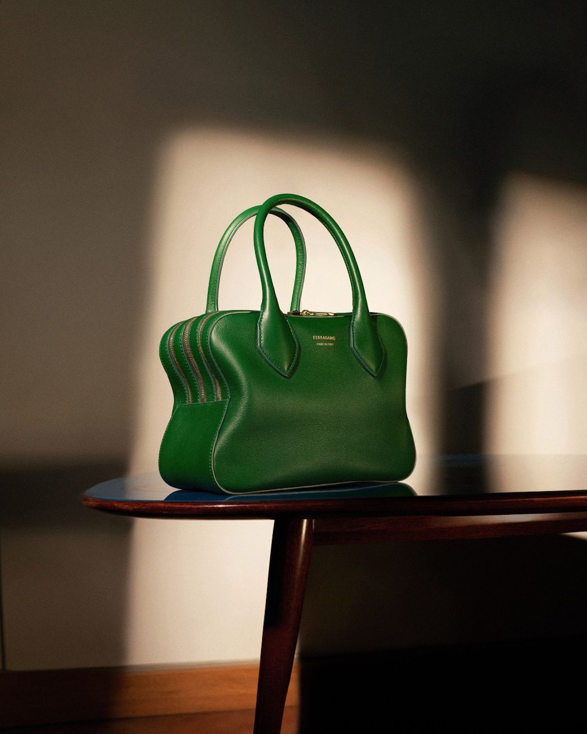 フェラガモ、2024年春夏コレクションから“星”のようなシルエットの新作