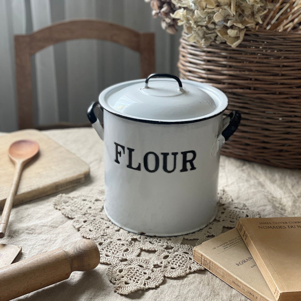 ぽってりとした質感が可愛いホーローフラワー缶（高さ23cm） イギリス