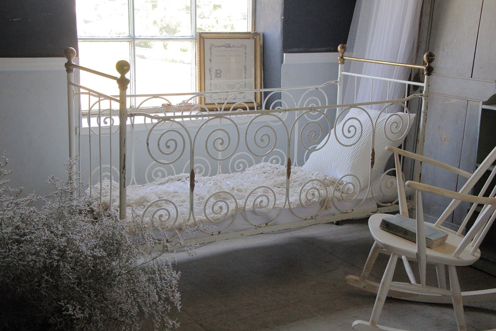 ソファとして使うと素敵なアイアンベビーベッド（横幅147cm） フランス