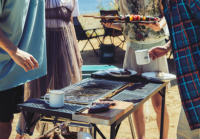 BBQを囲み、みんなで食事ができる「3ウェイ バーベキューテーブル