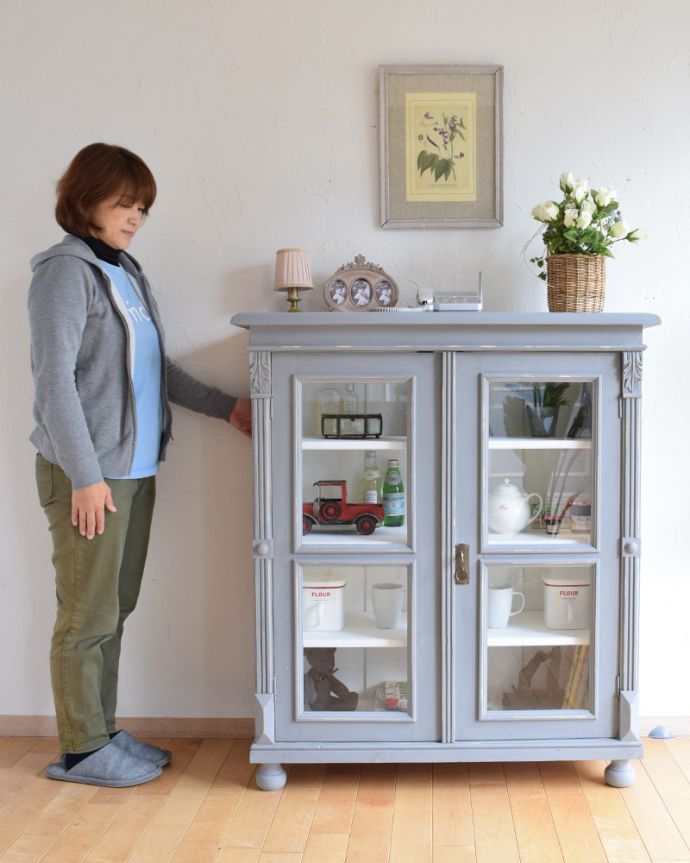 ガラス扉が素敵なキャビネット（グレー）、フランス輸入のアンティーク