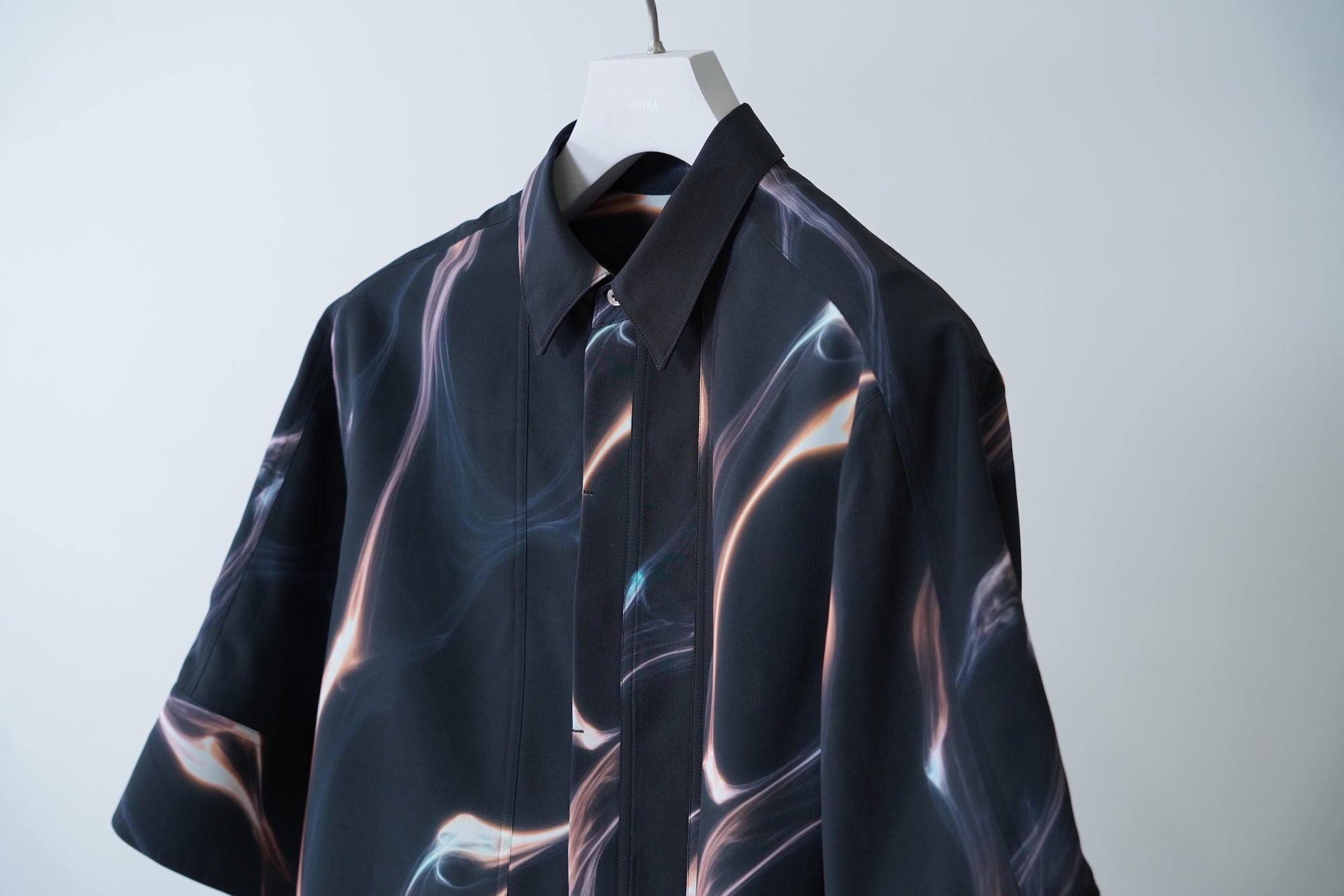 Neu Tri Shirt / dark – HATRA OFFICIAL