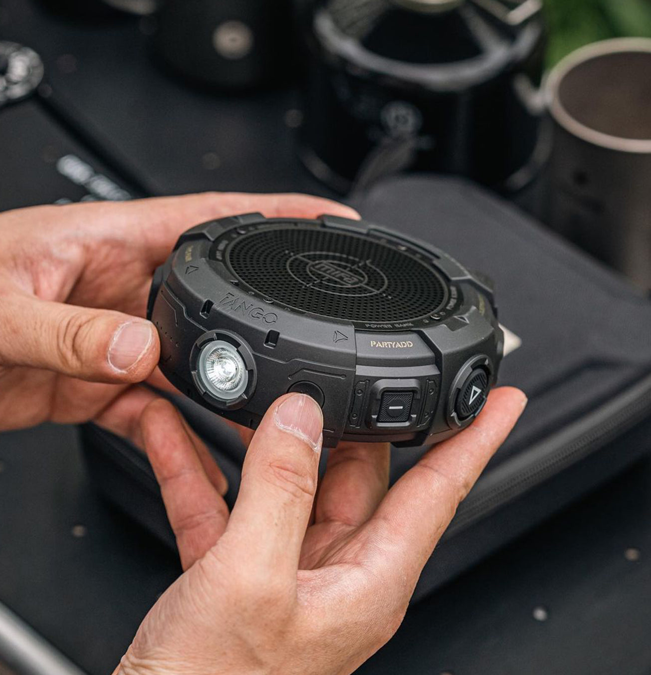 mifa Tango ポータブル Bluetooth スピーカー（懐中電灯付き、IP67 防水）