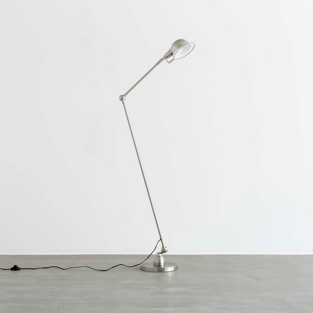 インダストリアル ＋ スタイリッシュ フロアランプ – KANADEMONO