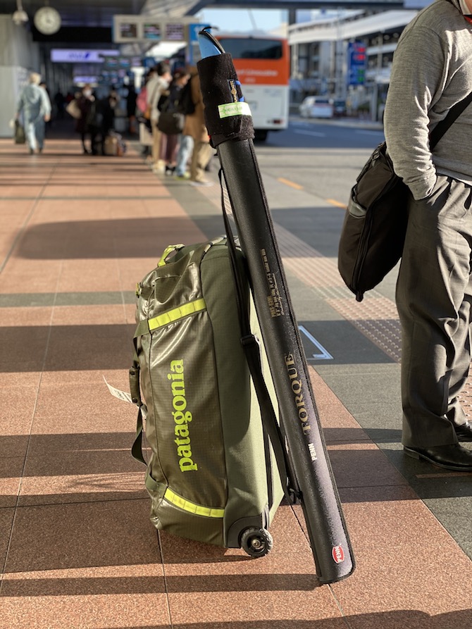 遠征バッグ、よく見ると…。】ブラックホール ウィールドモデルに「あれ