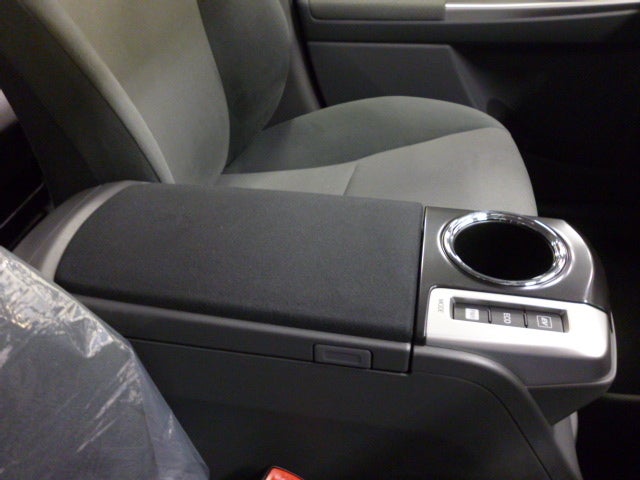 プリウスアルファ アームレストをレザー貼り＆納車情報♪ | エムズ