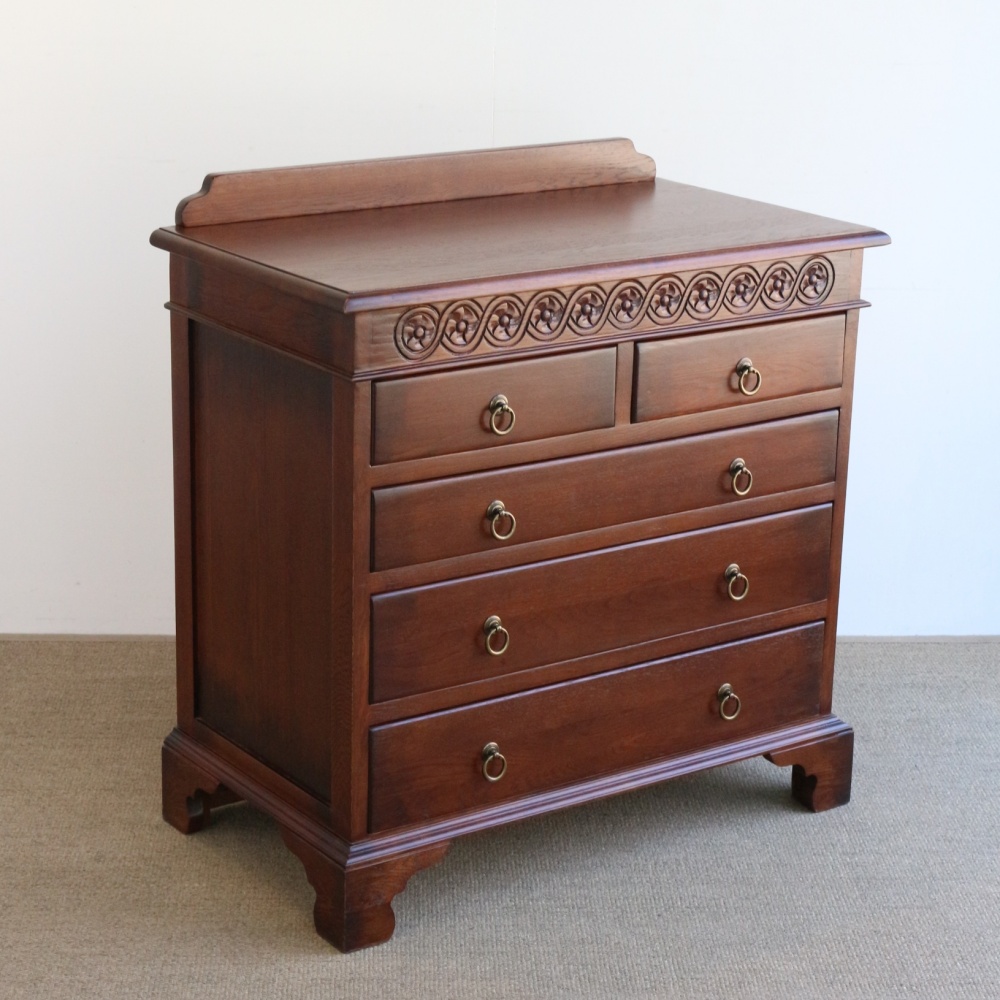 優しい花の彫刻が素敵♪ レトロな趣のアンティーク風 チェスト EB1