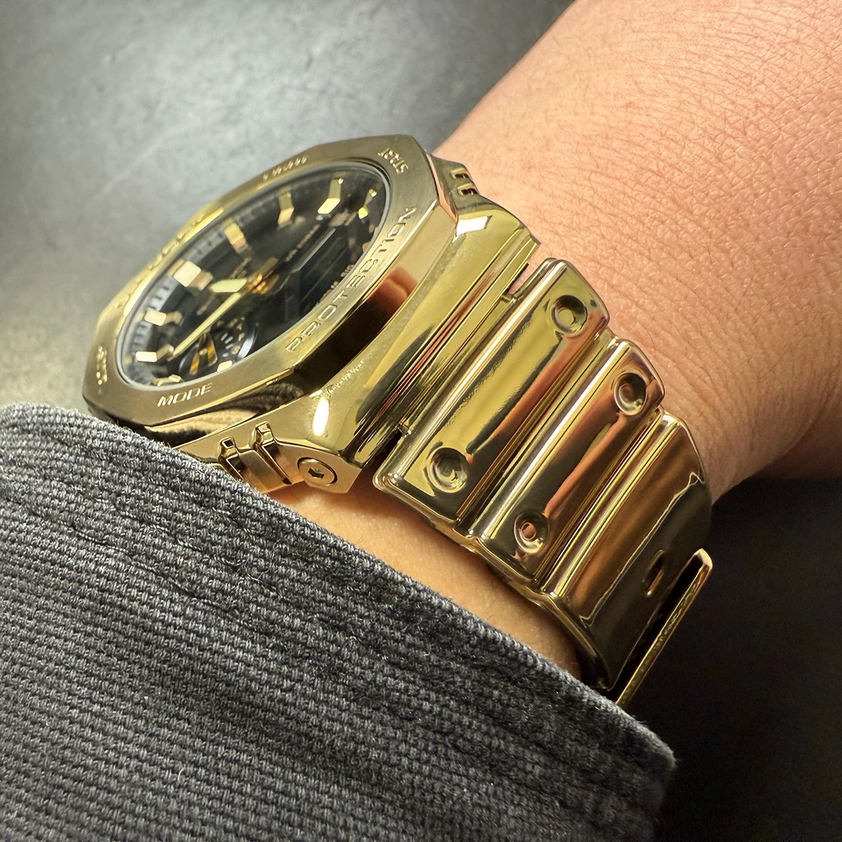 G-SHOCK「GM-2100YMG-9AJF」を着用レビュー。滑らかな着け心地と金属調