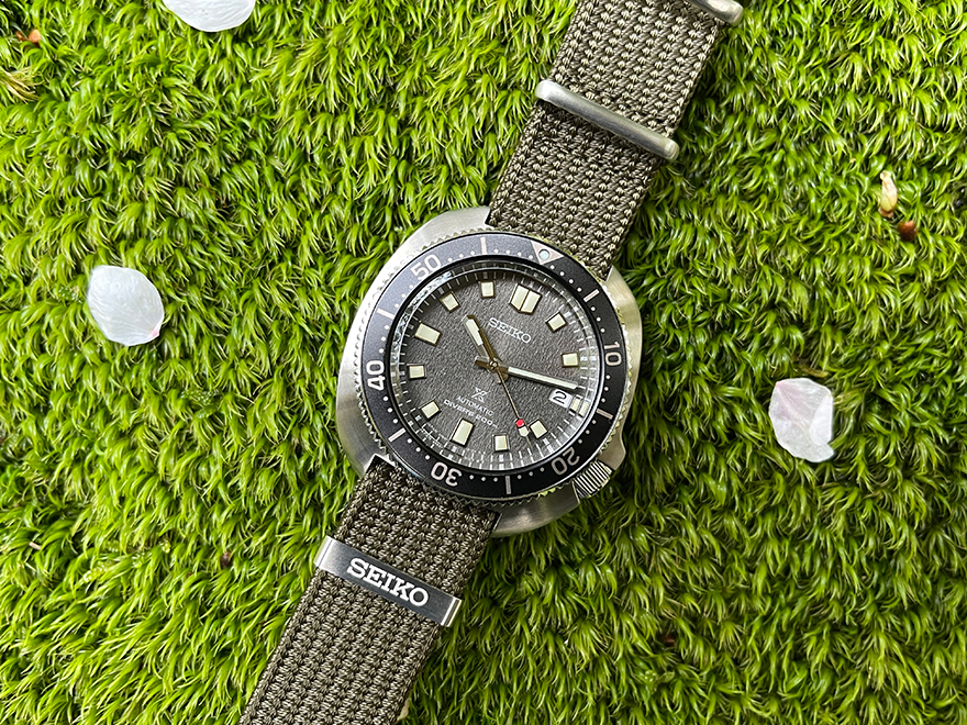 緑豊かな場所が似合うダイバーズウォッチ。軽快な装着感が魅力の