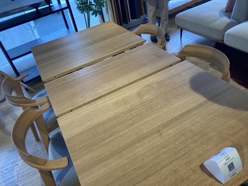 ナガノインテリア工業 新開発の伸長式テーブルなどを大川ショールーム