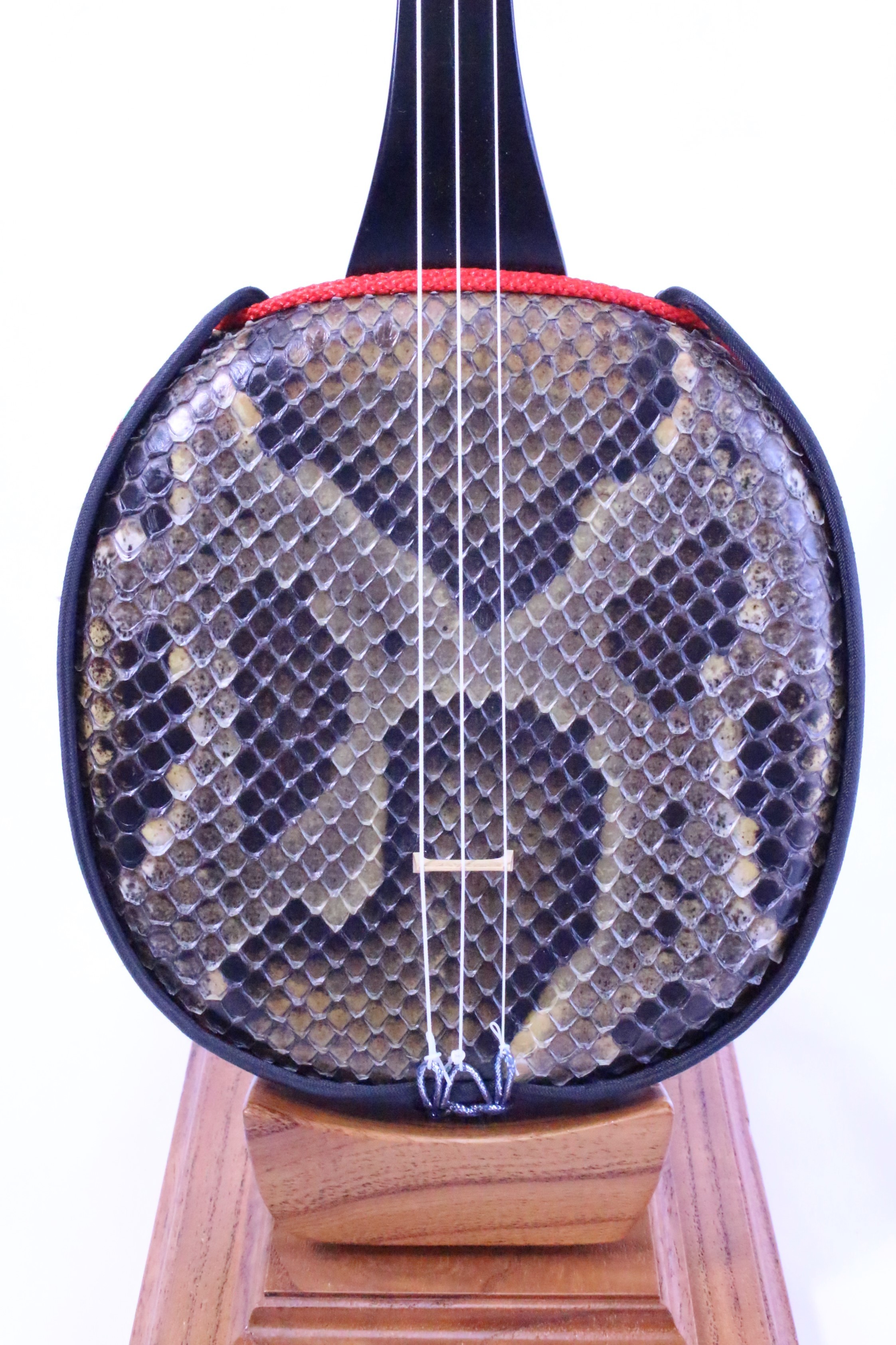 495＊三線 練習用 和楽器 沖縄三線 蛇柄 ケース付き 蛇皮では