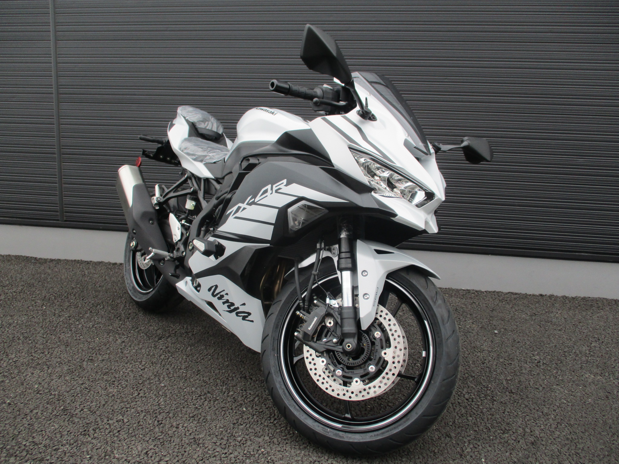 再入荷のお知らせ】Kawasaki ZX-4R SEが再入荷しました！ | モト