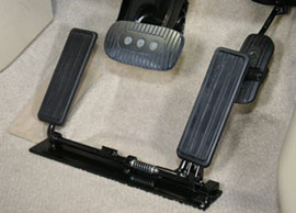 左足用アクセル - 運転補助装置 - ニッシン自動車工業新越 ～ 福祉車両