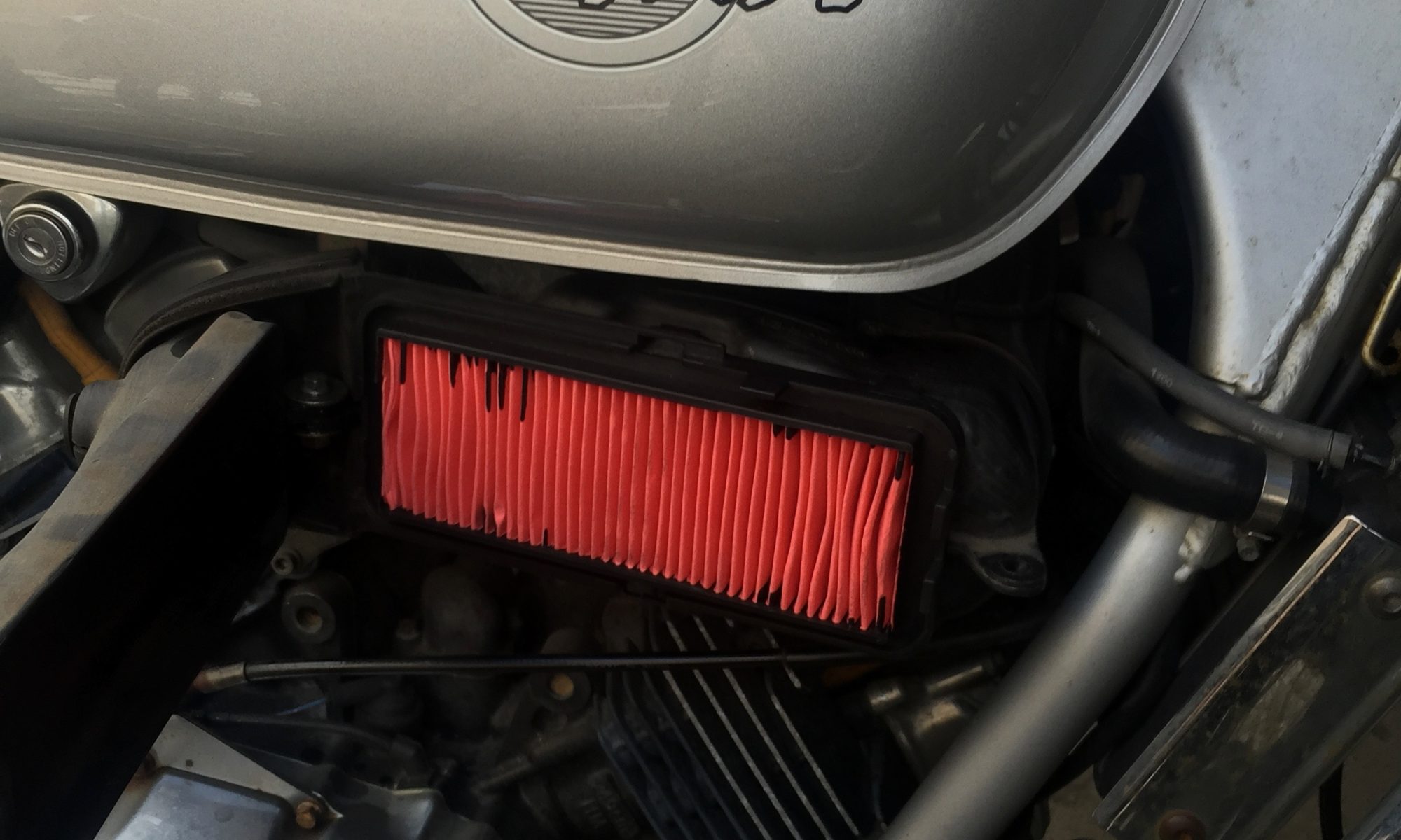 マグナ250のエアーフィルター交換の作業だ。 | りゅうちゃんバイク修理.COM