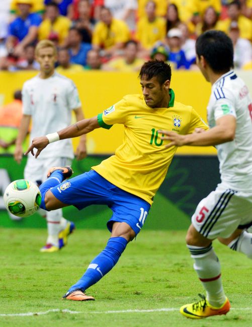 朝日新聞デジタル：前半、ブラジルのネイマール（中央）は先制ゴールを