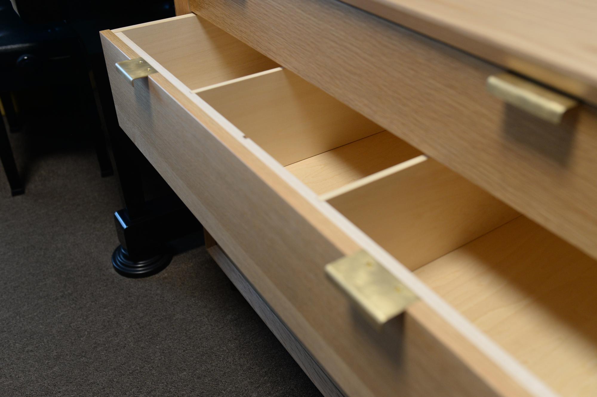 オークと真鍮取手のチェスト