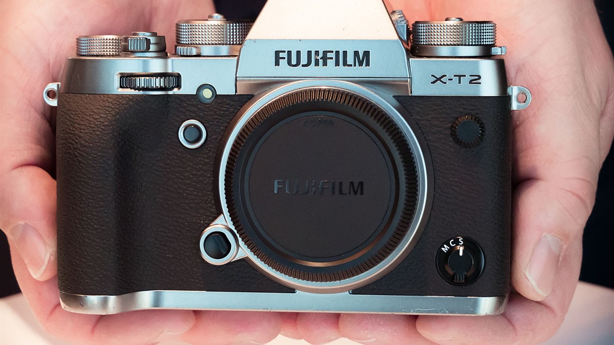 Fujifilm X-T2 Graphite Silver Edition goes up for sale online