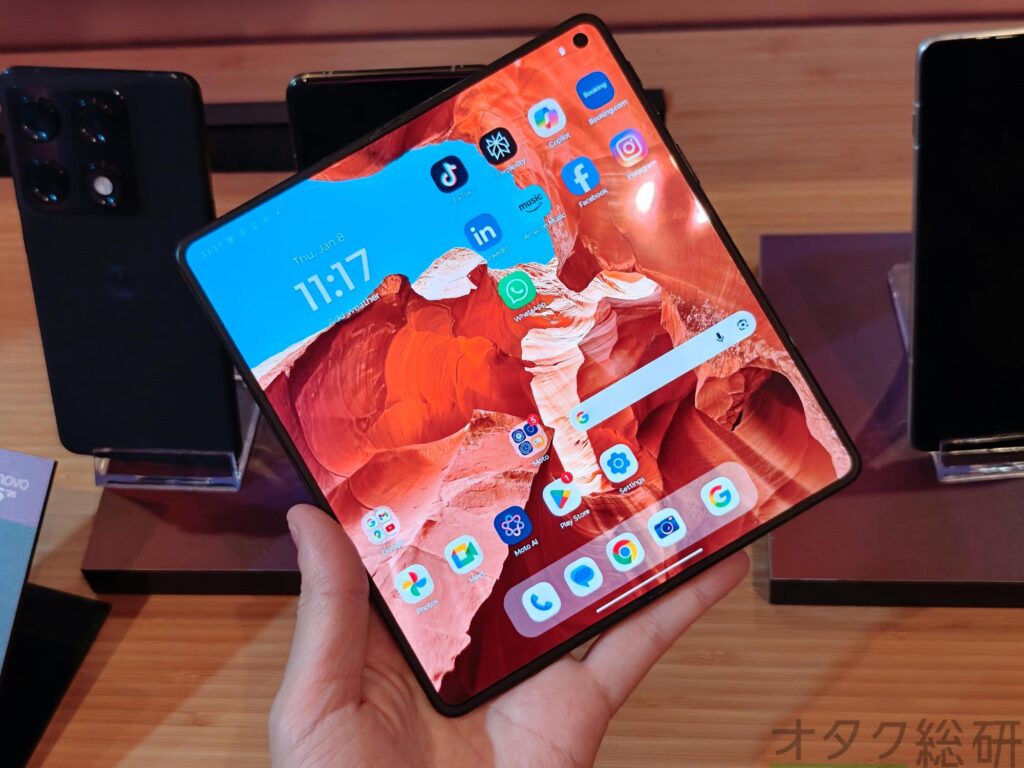 razr fold実機写真】またも大手メーカーが“横折りスマホ”参入か 日本で