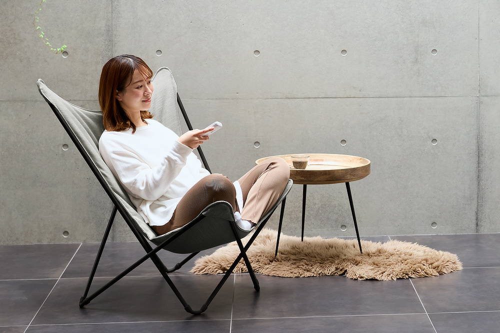 バタフライチェア》ハンモックのように体をやさしく包み込み、ゆったり