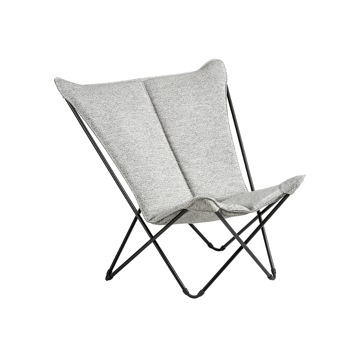 バタフライチェア》ハンモックのように体をやさしく包み込み、ゆったり