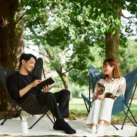 バタフライチェア》ハンモックのように体をやさしく包み込み、ゆったり