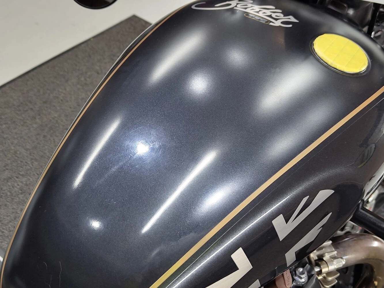 艶消しカラーのボンネビルBOBBER TFCのタンクをマットPPFで守るります