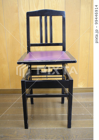 ピアノ椅子 トムソン椅子 ピアノ椅子イメージの写真素材 [99446914