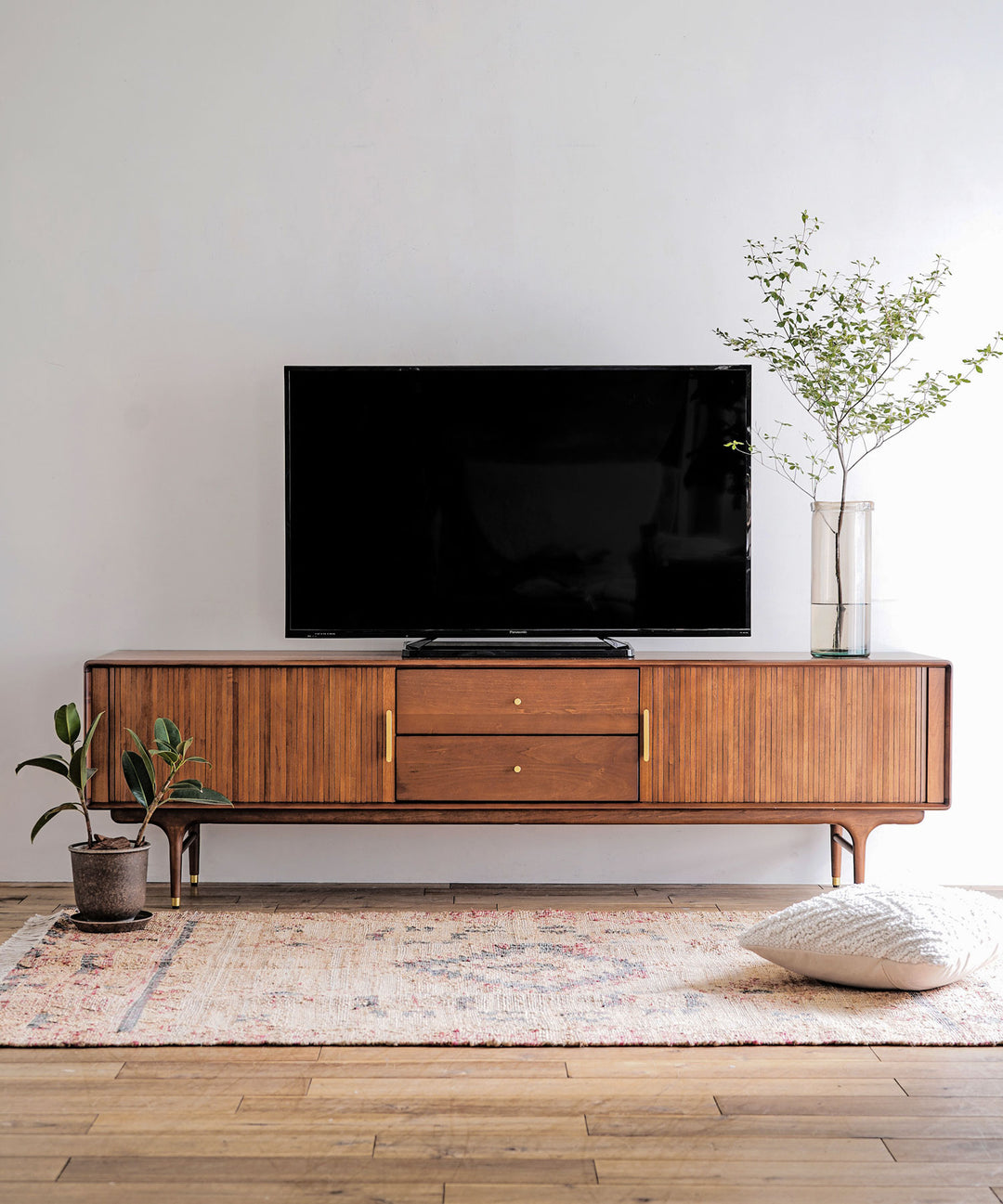 デザイン＆素材で選ぶリビングの顔、テレビボード – TIMELESS COMFORT