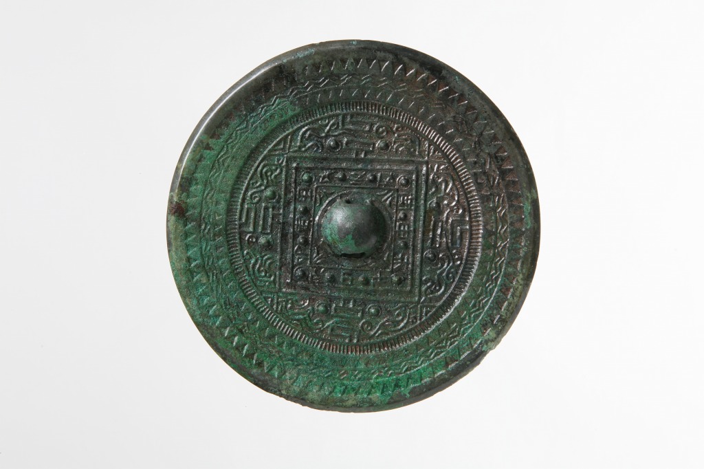 竹田城で御座います。緑色の特大円形子持勾玉 勾玉史料 古墳文化副葬品