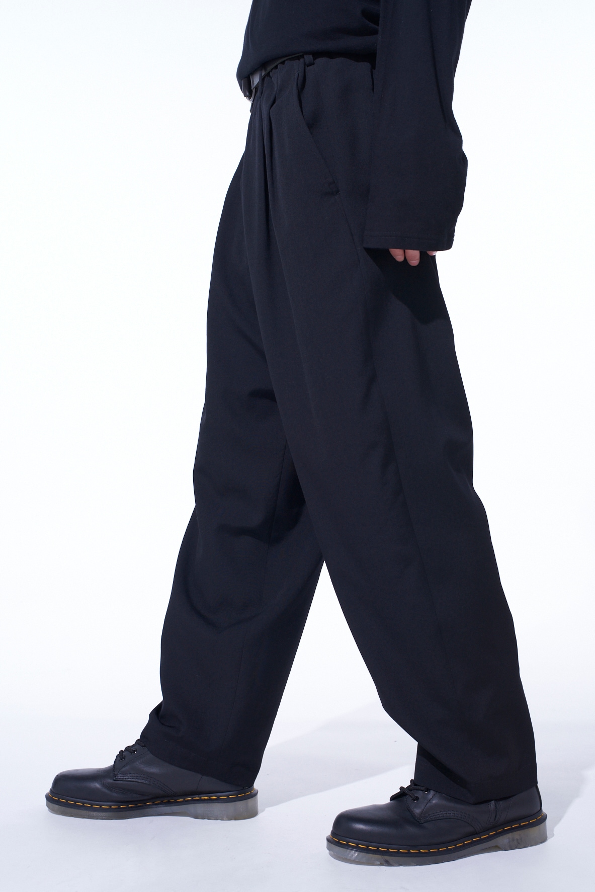 WASHER WOOL GABARDINE 2 TUCK SUSPENDER PANTS(S Black): S'YTE｜THE