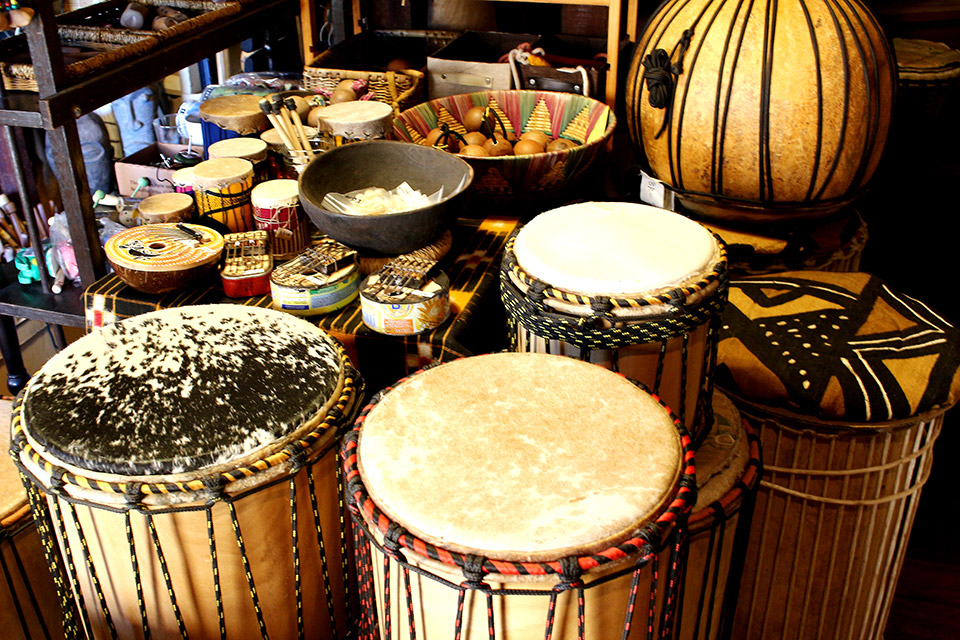 ジャンベをはじめアフリカの民族楽器を販売している「JUNJUN