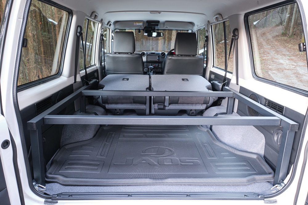 トヨタ ランドクルーザー70専用の車中泊ベッドキットを「東京オート