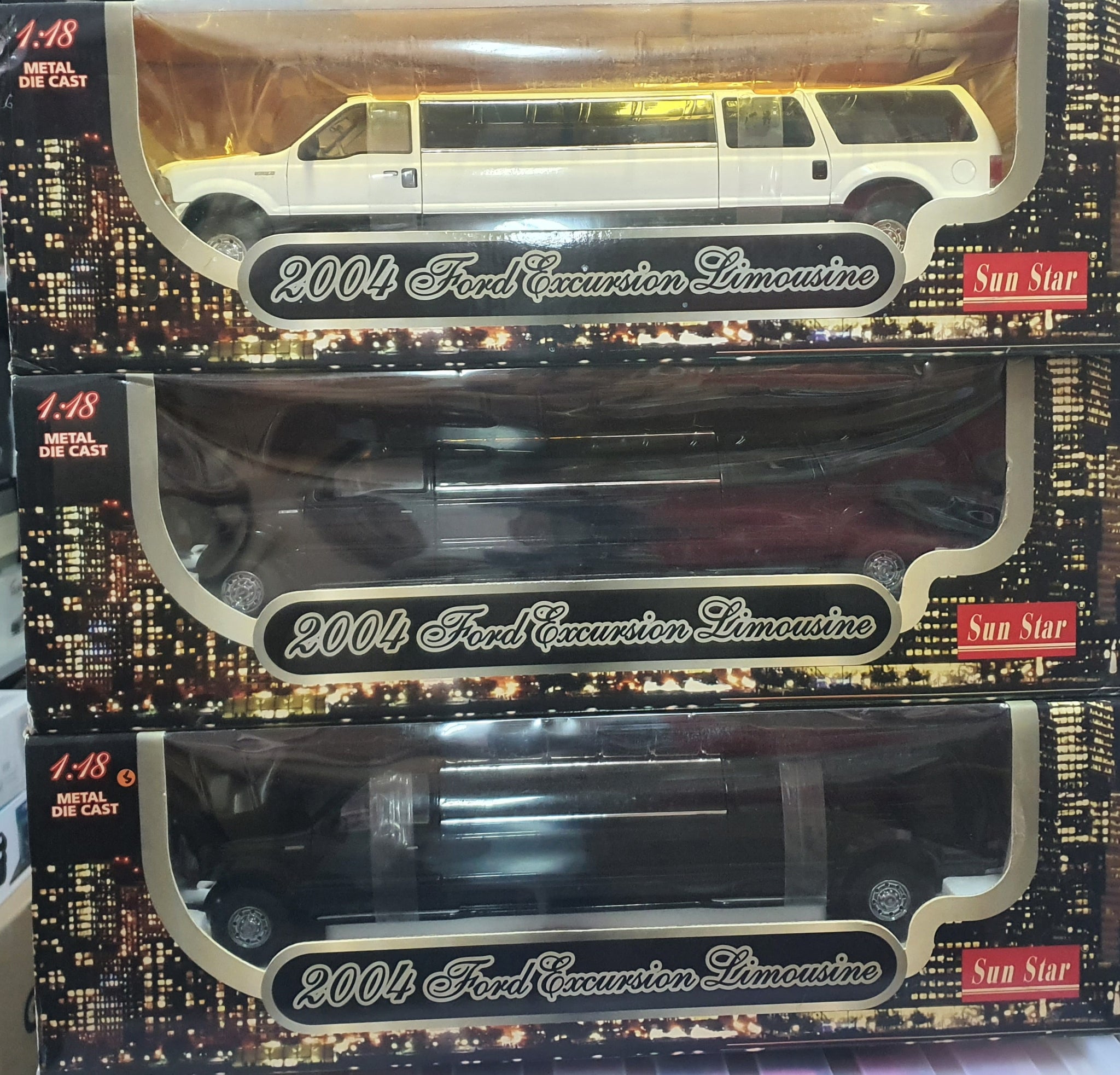 1:18 Sunstar Ford Excursion Limousine White - After Market