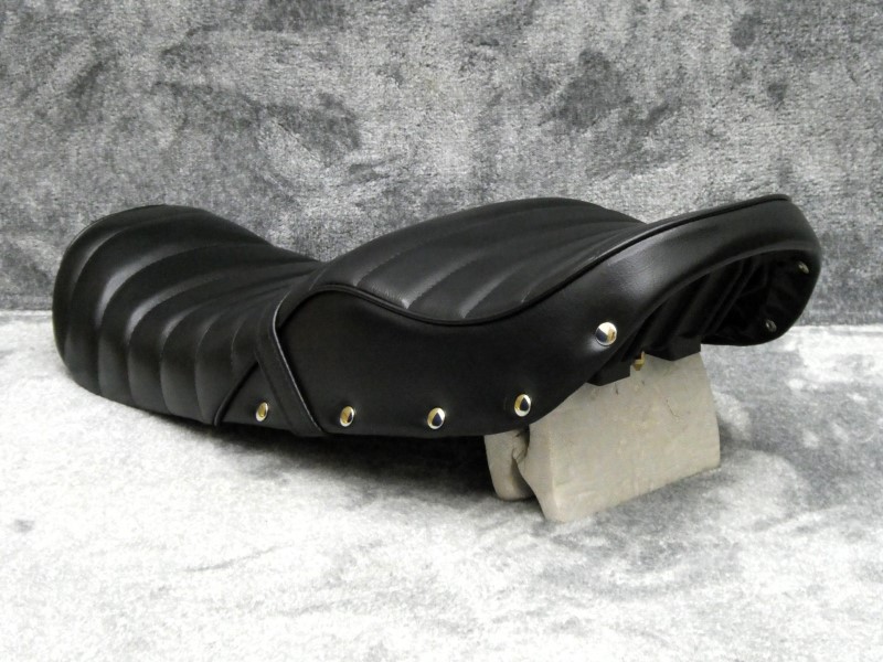 楽天市場】ジェイド250 タックロールシート 黒皮 鋲打ち : カスタム
