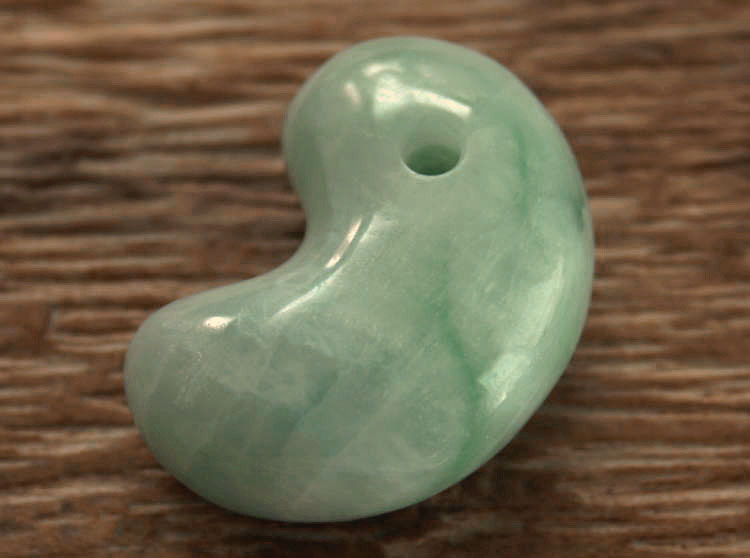 楽天市場】糸魚川翡翠勾玉 M05668和工房 作30mm*21mm*13mm : 糸魚川