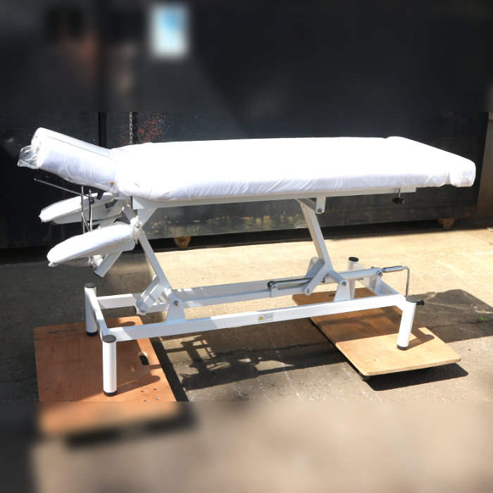 エステサロン・マッサージ用ベッド（上下手動）中古品脚・フレームに錆