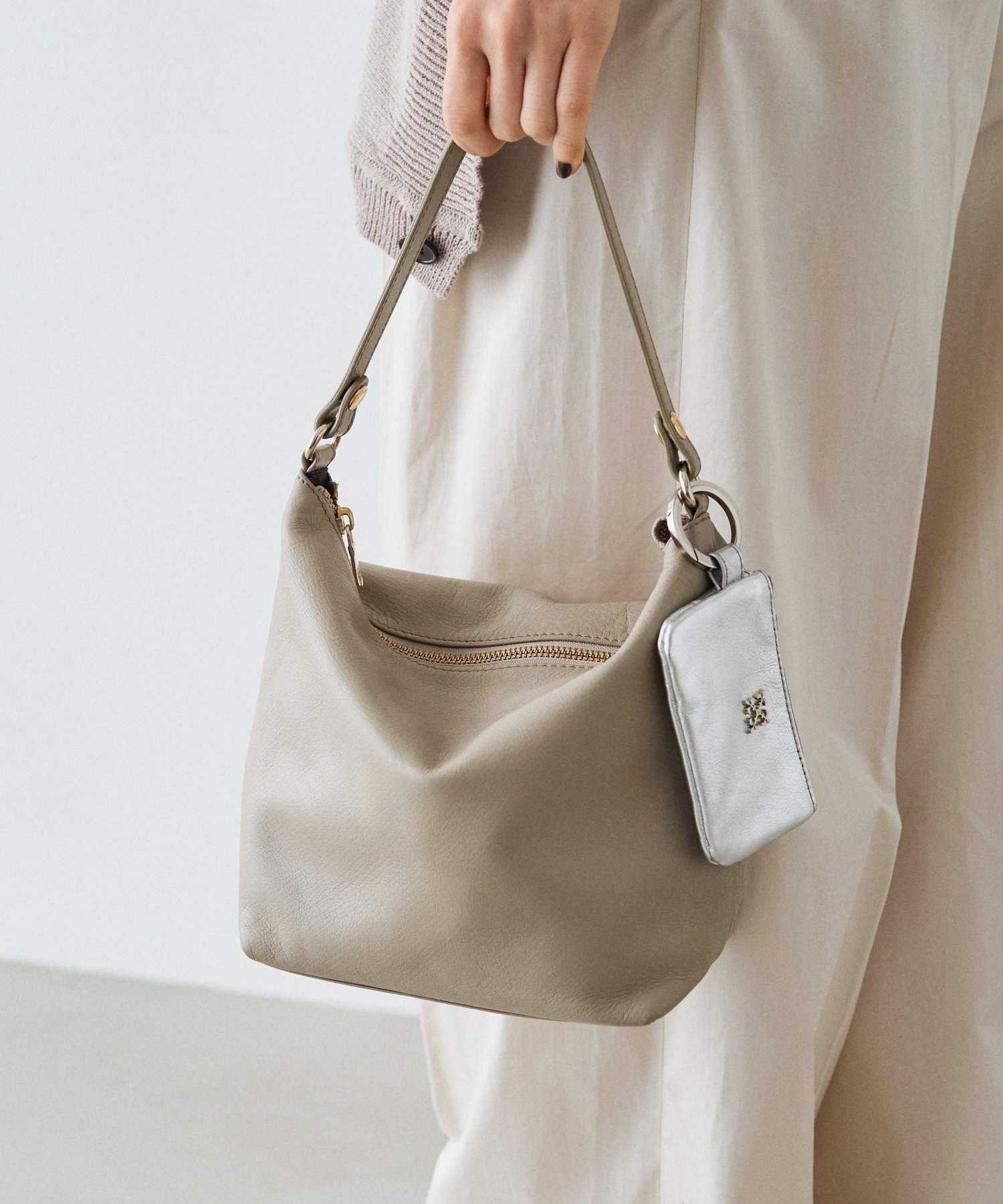 russet｜カラビナ付き ソフトレザーマルチケース | Rakuten Fashion