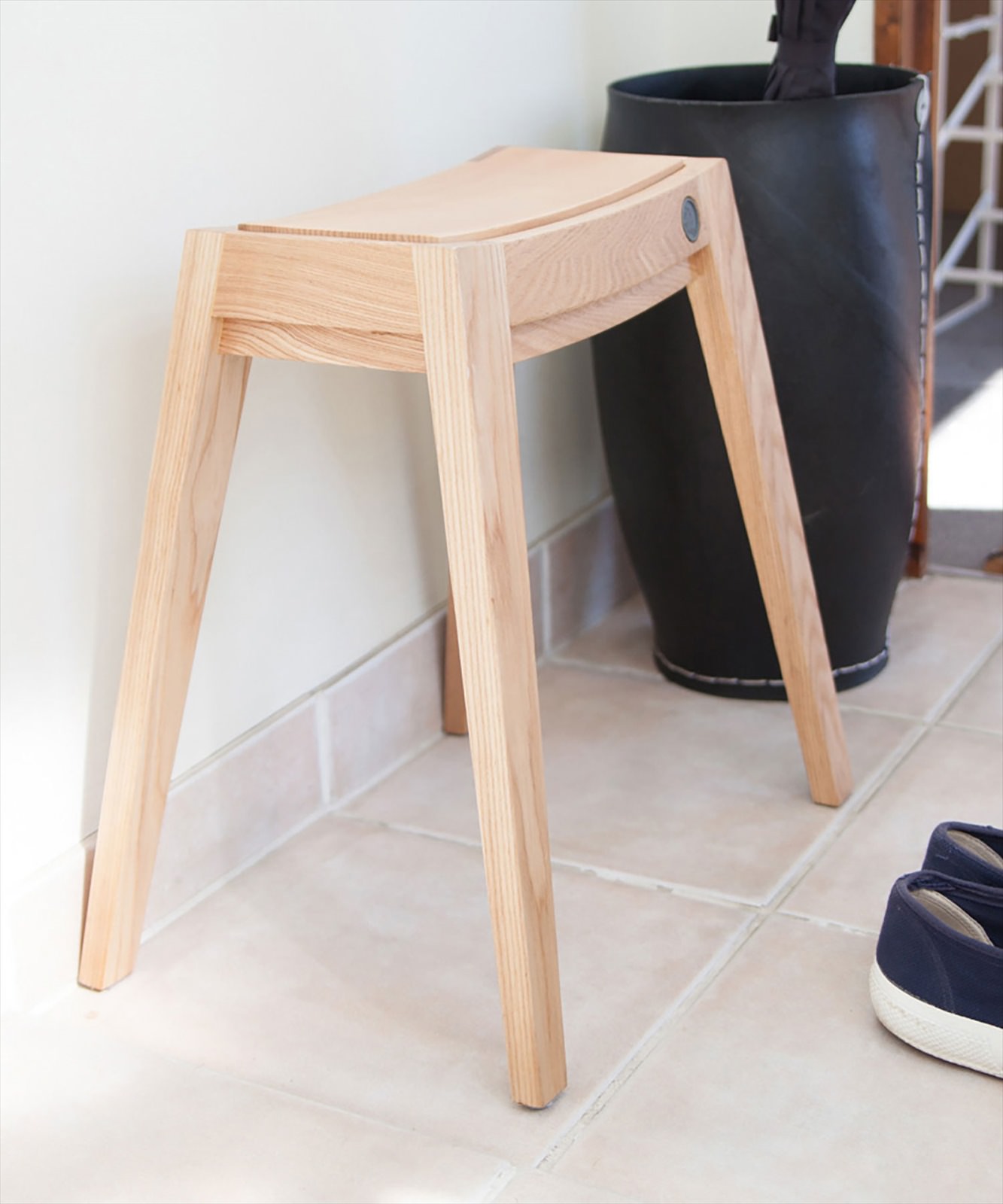 楽天市場】スタッキング可能なウッドスツール ウォールナット製の