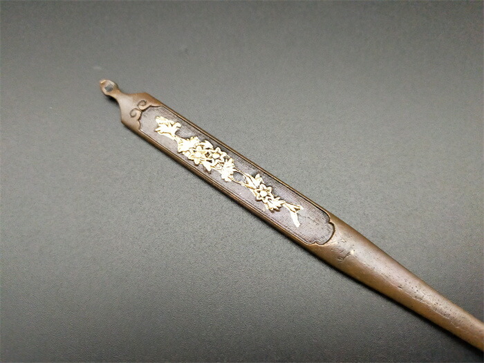 日本刀装具 小柄 笄 家紋の図 五三の桐 三巴の紋 銅地 絵金銀 刀剣美術