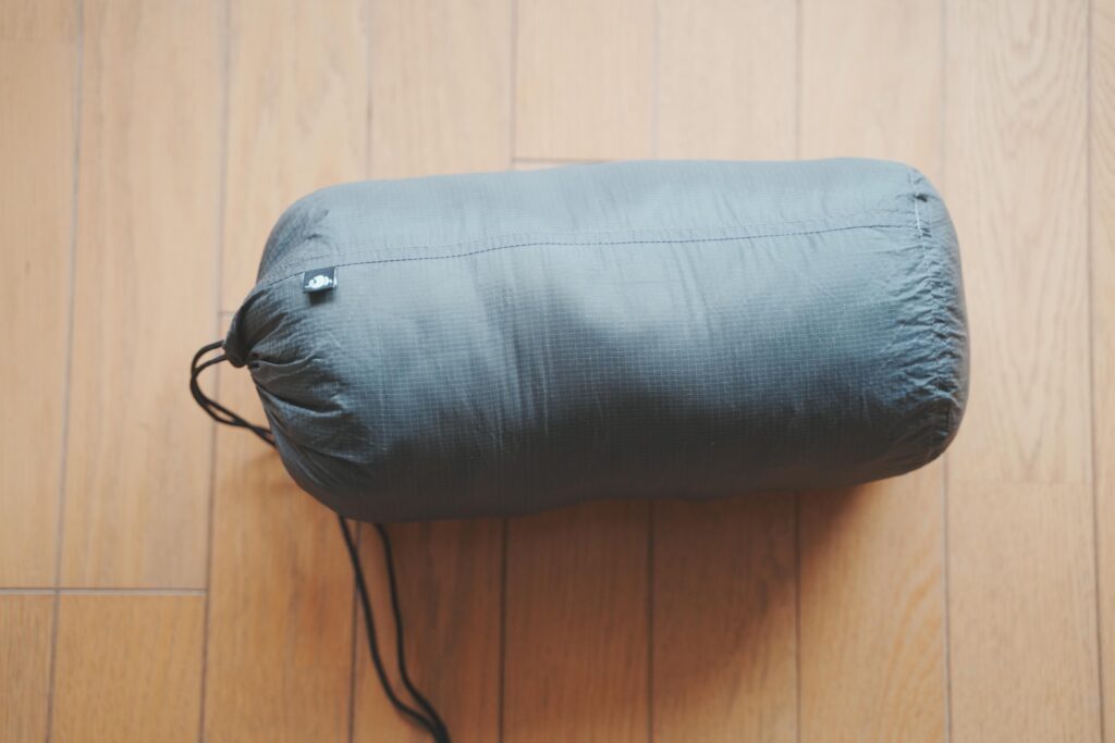 軽量夏用化繊キルト Enlightened Equipment Revelation APEX 50°F