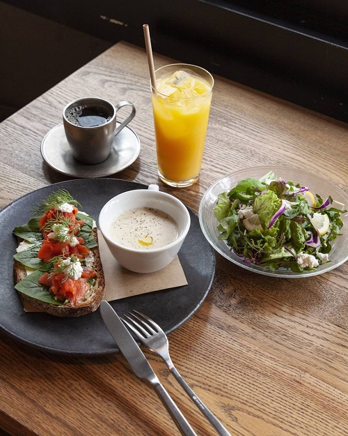 ソロ活(3)】新宿で人気のパンが食べ放題！土日限定モーニングビッフェ