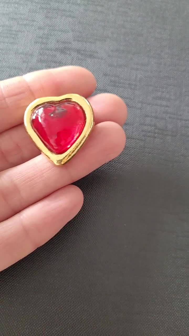 イヴ・サンローラン - ヴィンテージ レッド ハート ブローチ - Etsy 日本