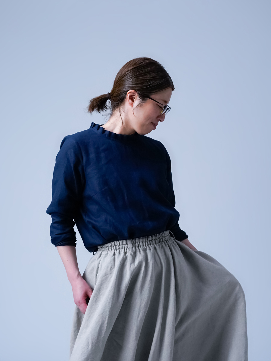 リネントップス】ネックラインを華やかに魅せる タックフリル トップス