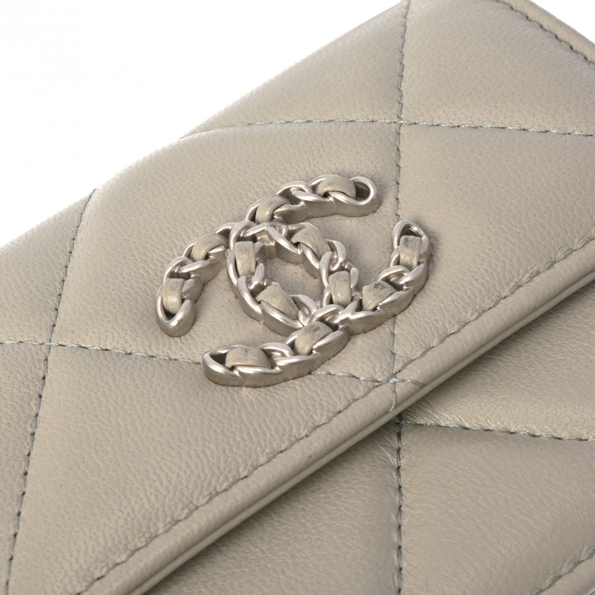 シャネル シャネル19 チェーン コインパース グレー ラムスキン