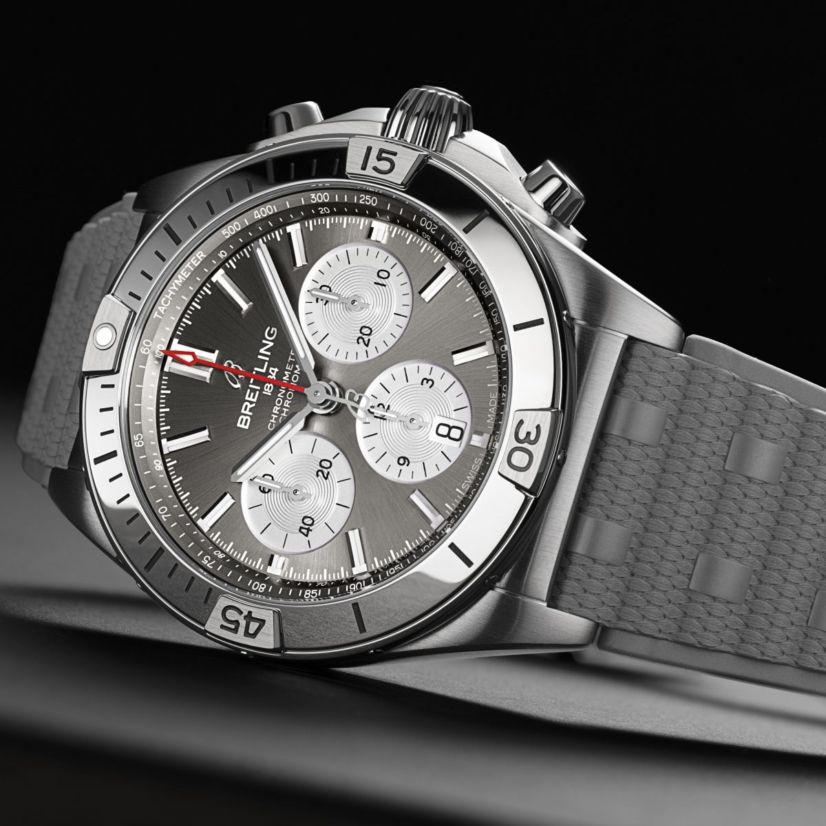 グレーでまとめたクロノグラフ＆クラシックカーから着想を得た日本限定