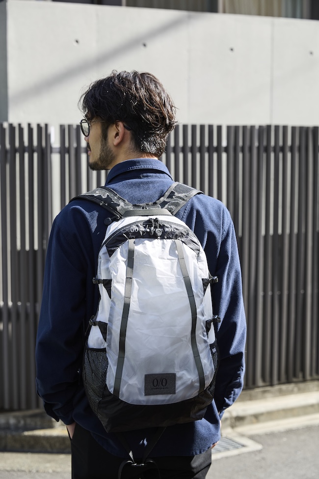 GO OUTだけの白ベースのモノトーン。ネルデザインワークスの別注バッグ