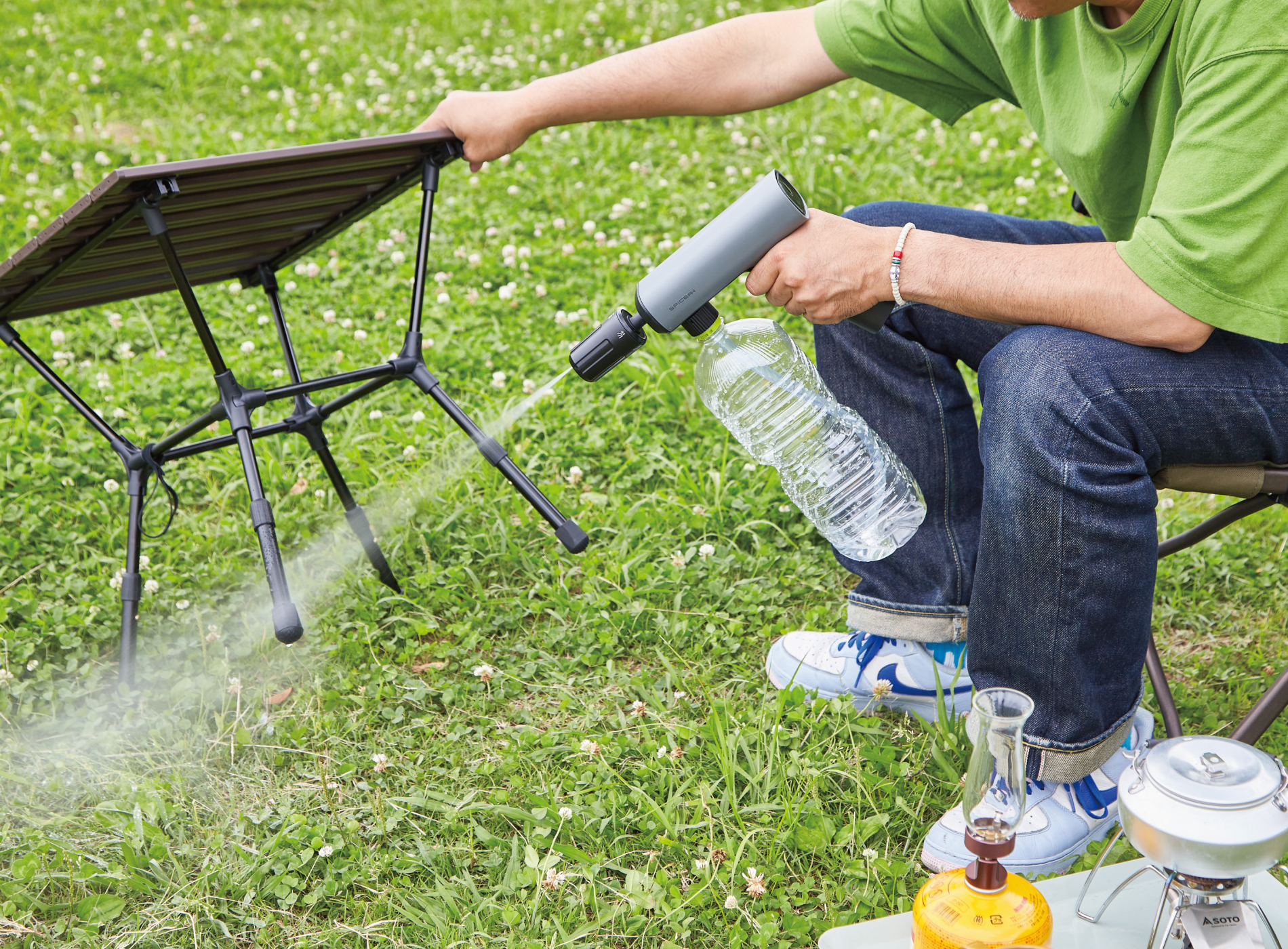 手軽に持ち運べるコンパクト高圧洗浄機は、キャンプギアやレジャー